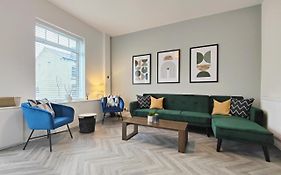 Stott House - Bright Spacious Townhouse 15 Minutes To Central Manchester With Free Parking