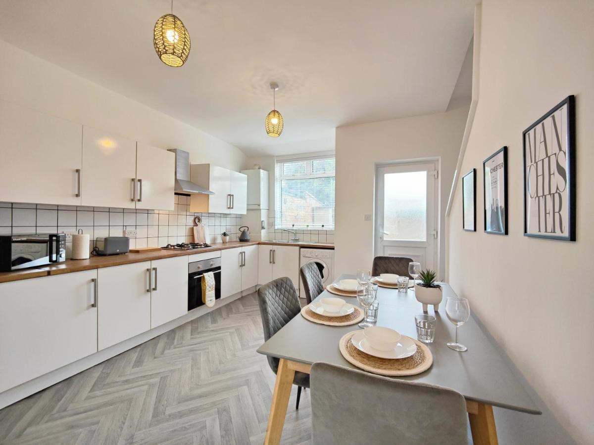 Stott House - Bright Spacious Townhouse 15 Minutes To Central Manchester With Free Parking Villa Exterior photo